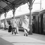 155075 Afbeelding van enkele reizigers met bagage op een perron van het N.S.-station Utrecht C.S. te Utrecht met een ...